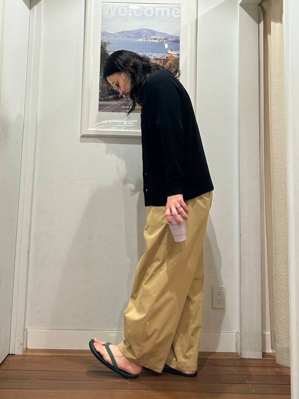 グリーン系のサンダル、ベージュ系のその他パンツ、ブルー系のTシャツ/カットソーを着用したメンズの夏コーディネートの2枚目の写真