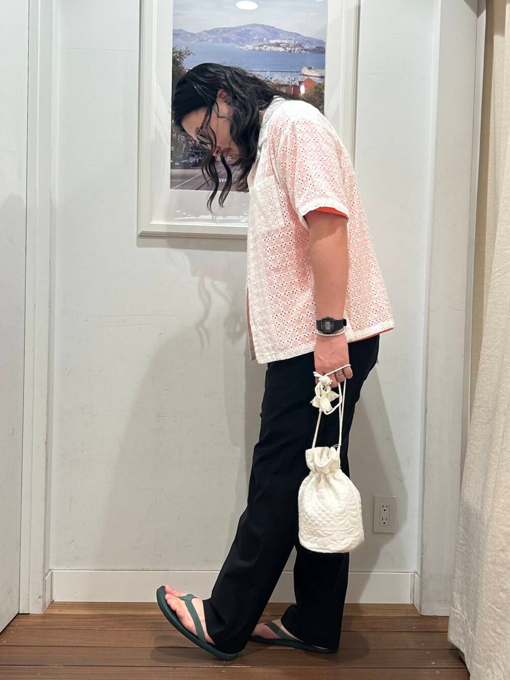 グリーン系のサンダル、ブラック系のその他パンツ、オレンジ系のTシャツ/カットソーを着用したメンズの夏コーディネートの2枚目の写真