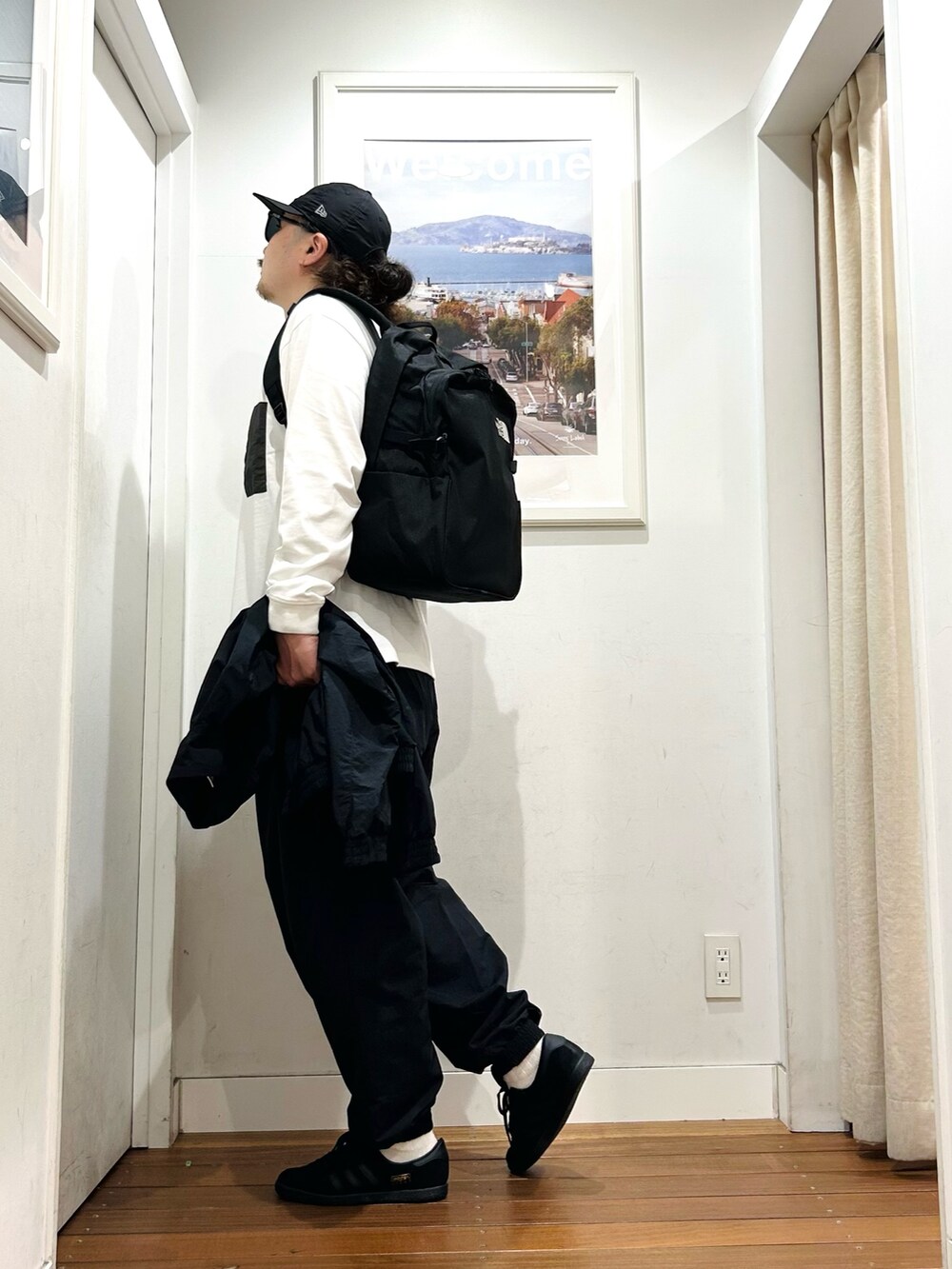 ホワイト系のTシャツ/カットソー、ブラック系のバックパック/リュック、ホワイト系のタンクトップを着用したメンズの夏コーディネートの3枚目の写真