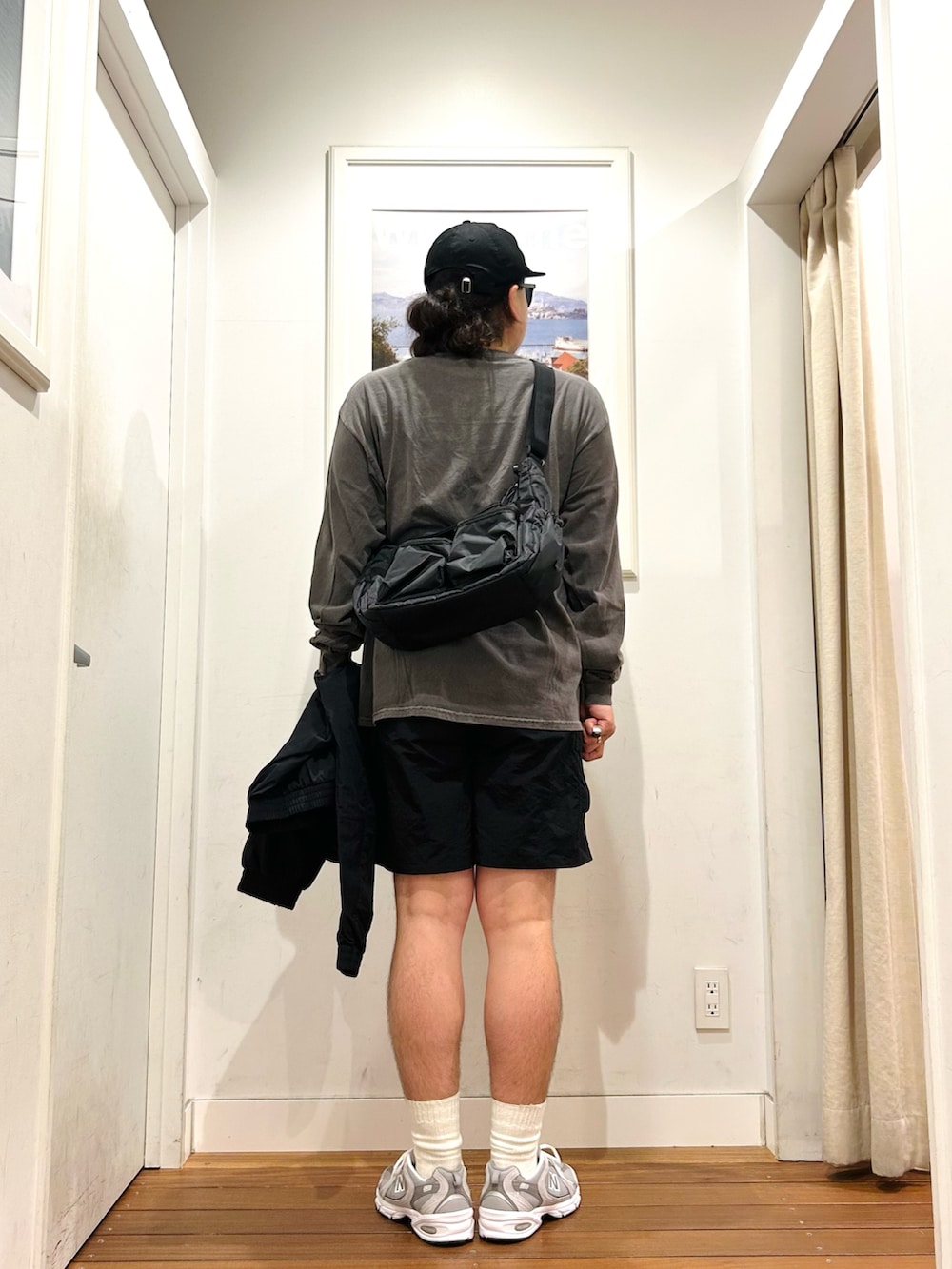 グレー系のスニーカー、ブラック系のその他パンツ、ブラック系のナイロンジャケットを着用したメンズの秋コーディネートの4枚目の写真