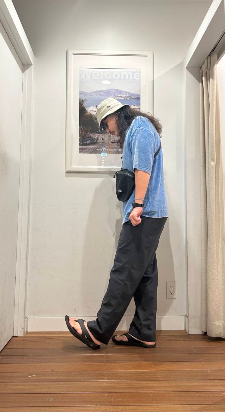 ブラック系のサンダル、ブラック系のショルダーバッグ、ホワイト系のタンクトップを着用したメンズの夏コーディネートの2枚目の写真