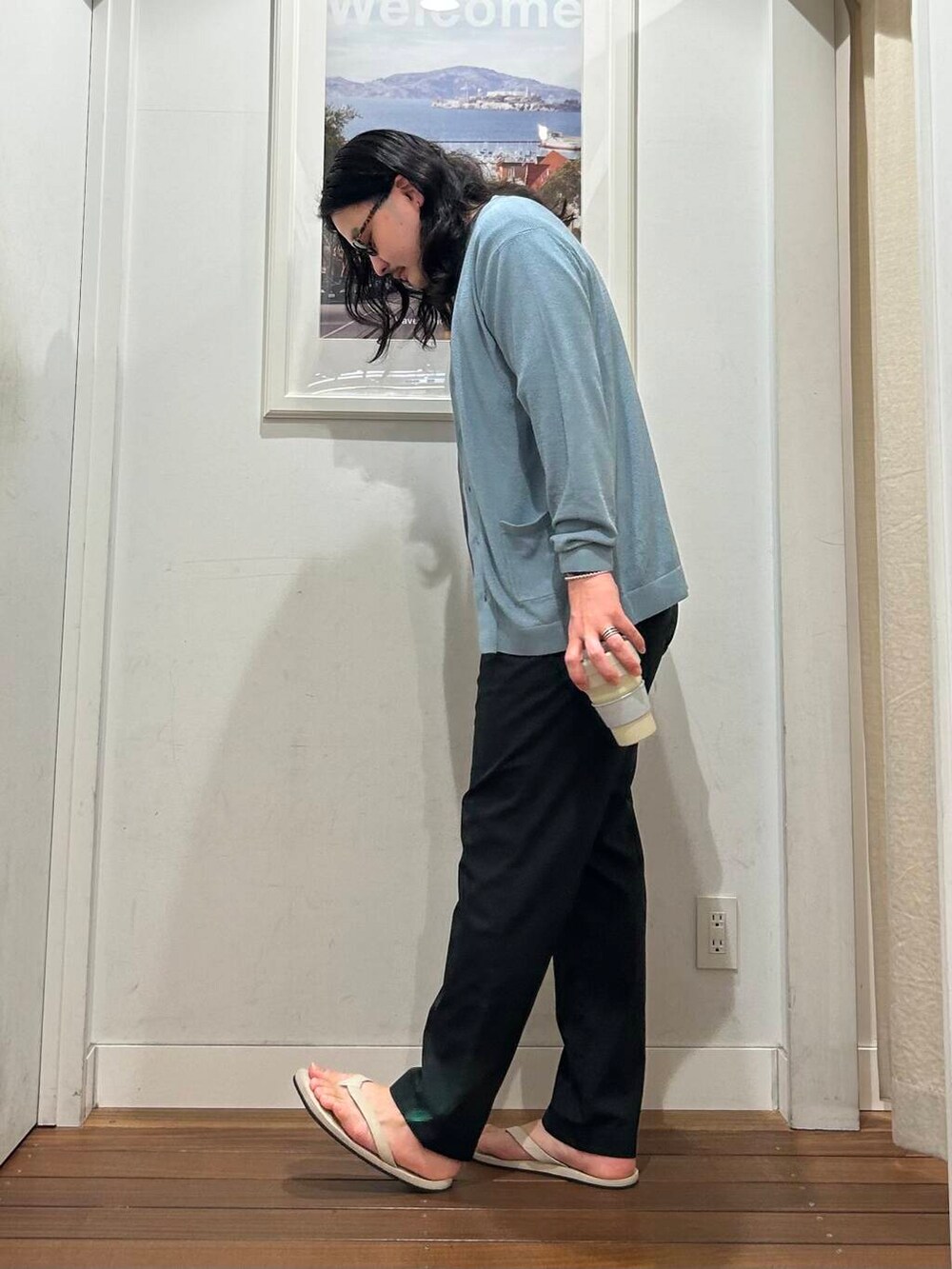 ホワイト系のサンダル、グレー系のその他パンツ、グレー系のTシャツ/カットソーを着用したメンズの夏コーディネートの2枚目の写真