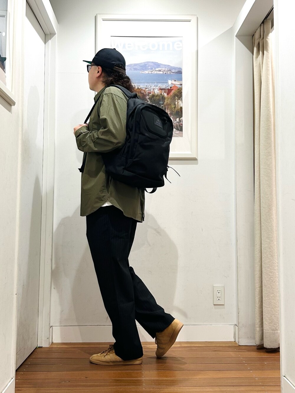 ブラウン系のその他パンツ、ホワイト系のTシャツ/カットソー、ブラウン系のスニーカーを着用したメンズの秋コーディネートの3枚目の写真