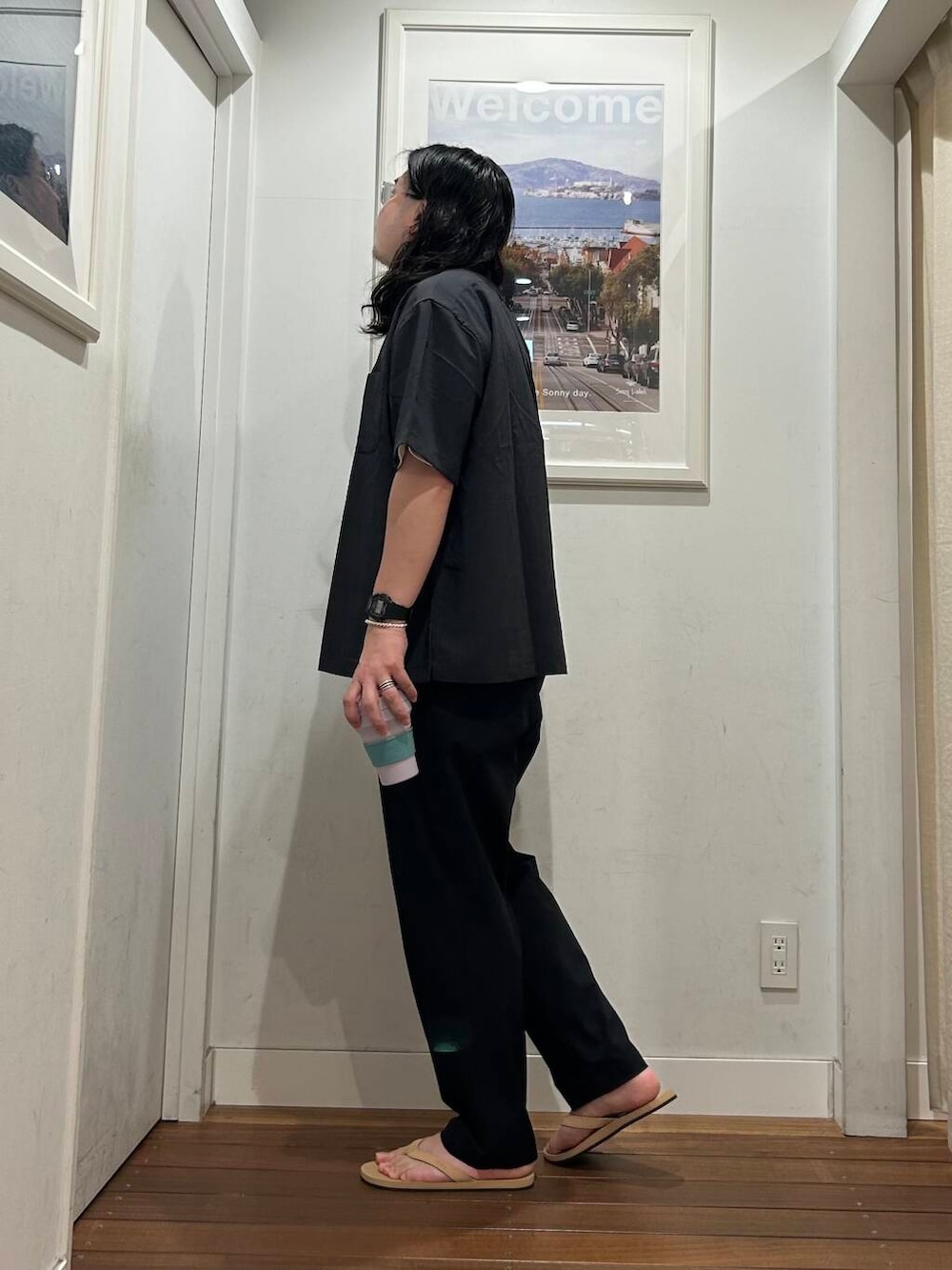ベージュ系のサンダル、ブラック系のその他パンツ、ホワイト系のTシャツ/カットソーを着用したメンズの夏コーディネートの3枚目の写真