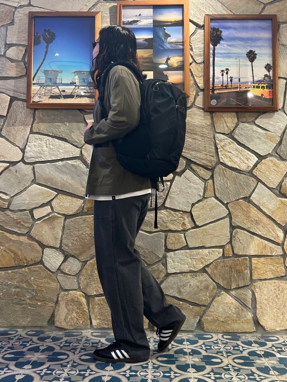 ホワイト系のTシャツ/カットソー、ブラック系のスニーカー、グリーン系のシャツ/ブラウスを着用したメンズの秋コーディネートの3枚目の写真