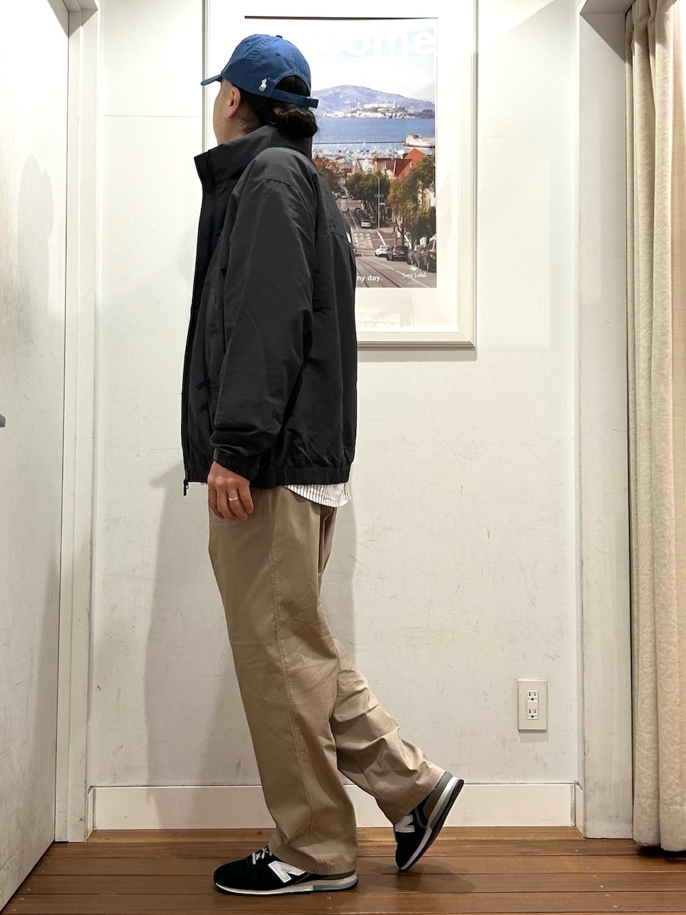 ホワイト系のTシャツ/カットソー、ホワイト系のシャツ/ブラウス、グレー系のナイロンジャケットを着用したメンズの春コーディネートの3枚目の写真