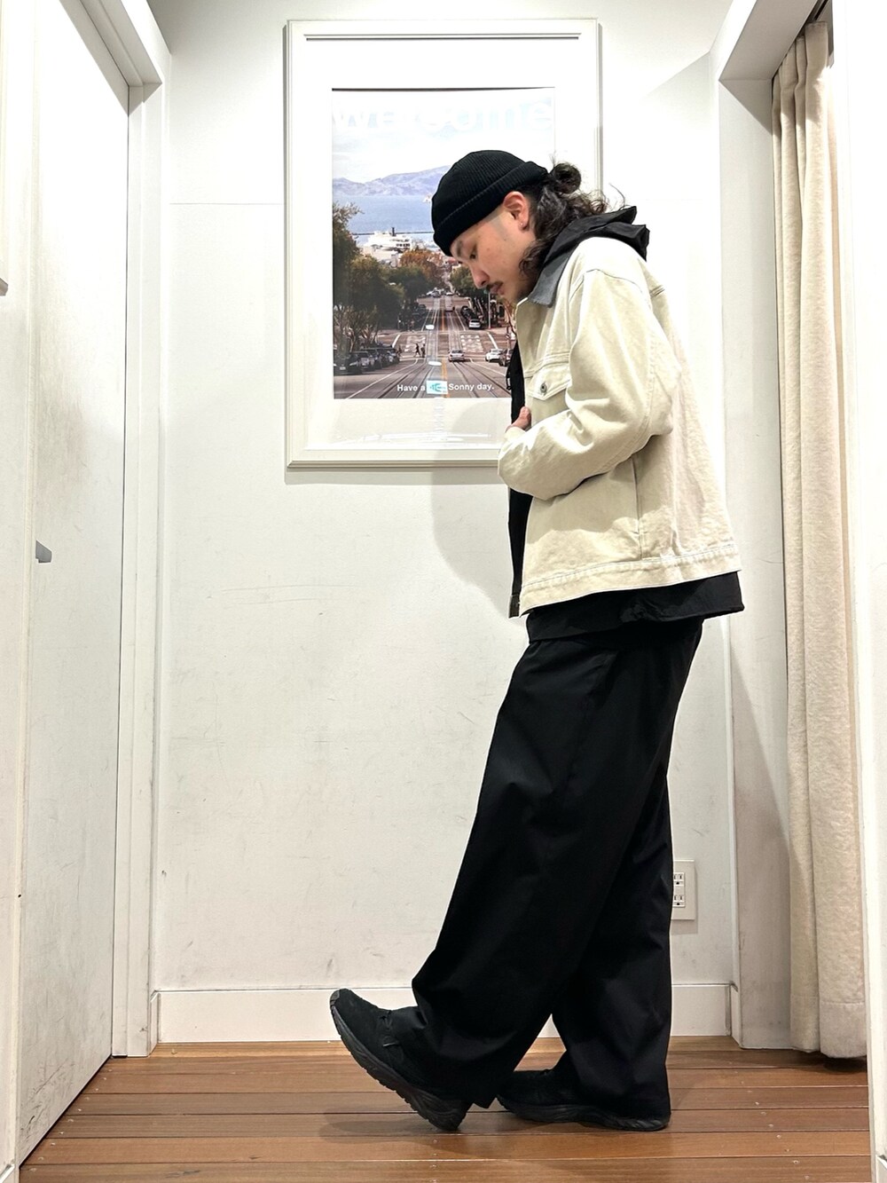 ホワイト系のTシャツ/カットソー、ホワイト系のブルゾンを着用したメンズの冬コーディネートの2枚目の写真