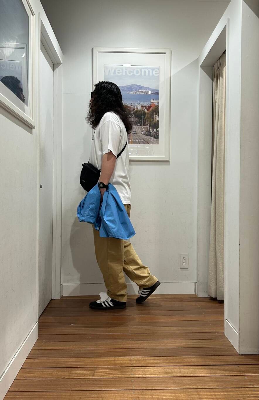 ブルー系のシャツ/ブラウス、ブラック系のショルダーバッグ、ベージュ系のその他パンツを着用したメンズの春コーディネートの3枚目の写真