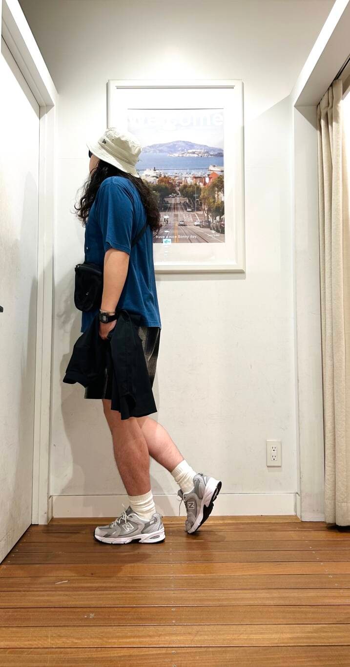 ブラック系のショルダーバッグ、グレー系のスニーカー、ブラック系のシャツ/ブラウスを着用したメンズの夏コーディネートの3枚目の写真