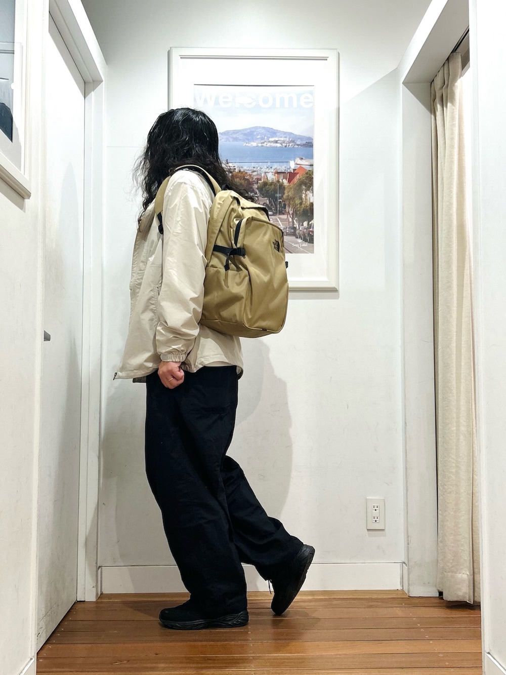 グリーン系のバックパック/リュック、ホワイト系のTシャツ/カットソー、ホワイト系のナイロンジャケットを着用したメンズの秋コーディネートの3枚目の写真