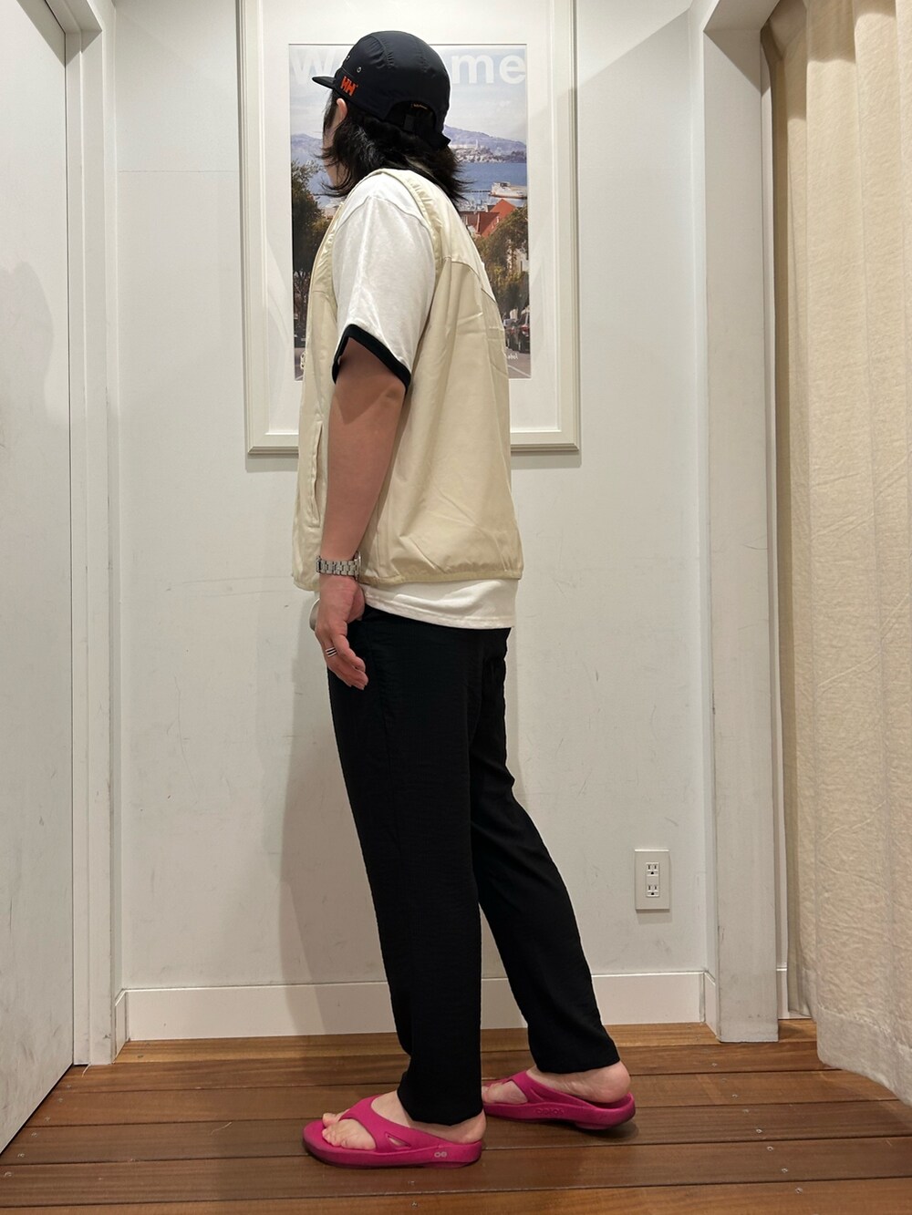 ブラック系のTシャツ/カットソー、ホワイト系のベスト、ブラック系のその他パンツを着用したメンズの夏コーディネートの2枚目の写真