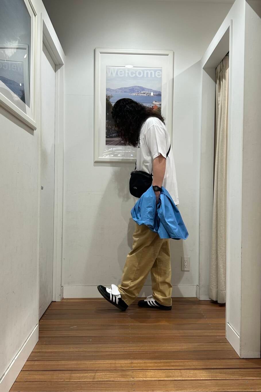 ブルー系のシャツ/ブラウス、ブラック系のショルダーバッグ、ベージュ系のその他パンツを着用したメンズの春コーディネートの2枚目の写真