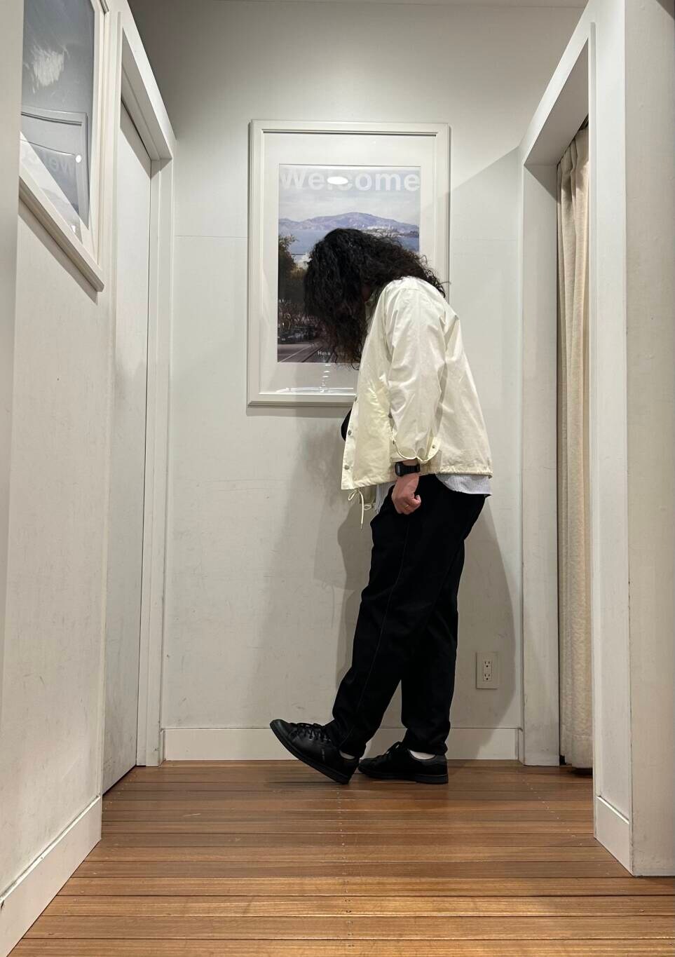 ブラック系のショルダーバッグ、ブラック系のその他パンツ、ブラック系のスニーカーを着用したメンズの春コーディネートの2枚目の写真
