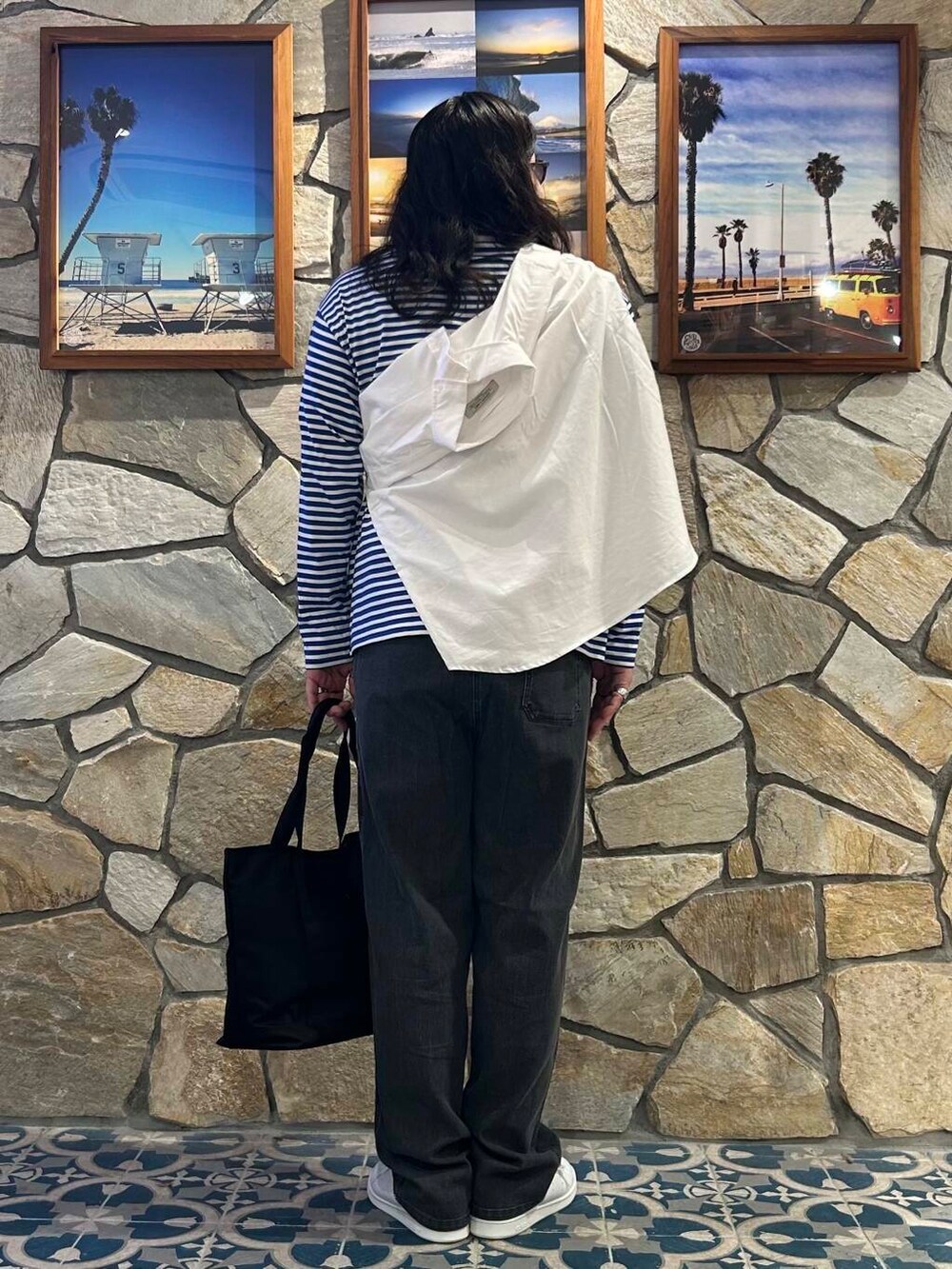 ホワイト系のスニーカー、ブルー系のTシャツ/カットソー、ブラック系のトートバッグを着用したメンズの夏コーディネートの4枚目の写真