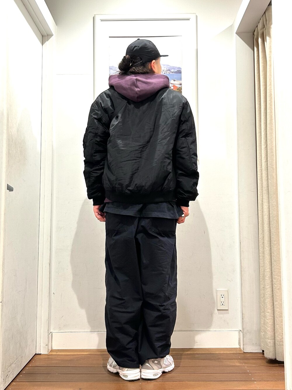 グレー系のスニーカー、ブラック系のその他パンツ、ホワイト系のTシャツ/カットソーを着用したメンズの冬コーディネートの4枚目の写真