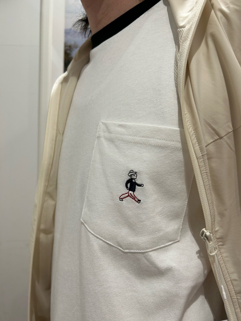 ブラック系のTシャツ/カットソー、ホワイト系のベスト、ブラック系のその他パンツを着用したメンズの夏コーディネートの4枚目の写真