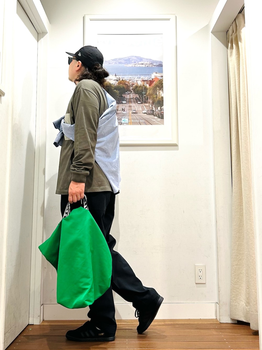 グリーン系のTシャツ/カットソー、ブルー系のシャツ/ブラウス、ホワイト系のタンクトップを着用したメンズの夏コーディネートの3枚目の写真