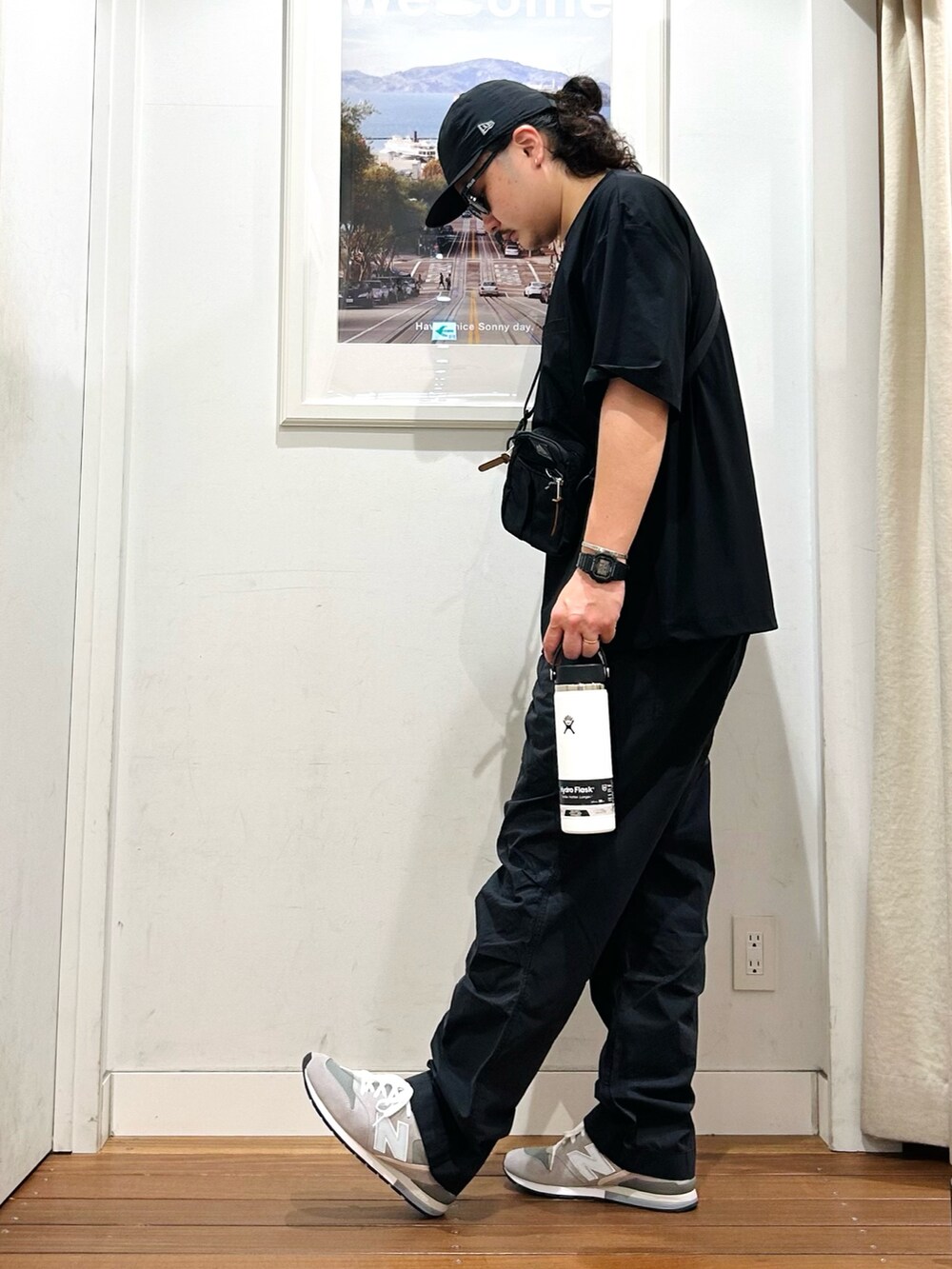 ブラック系のTシャツ/カットソー、ブラック系のショルダーバッグ、ホワイト系のタンクトップを着用したメンズの夏コーディネートの2枚目の写真