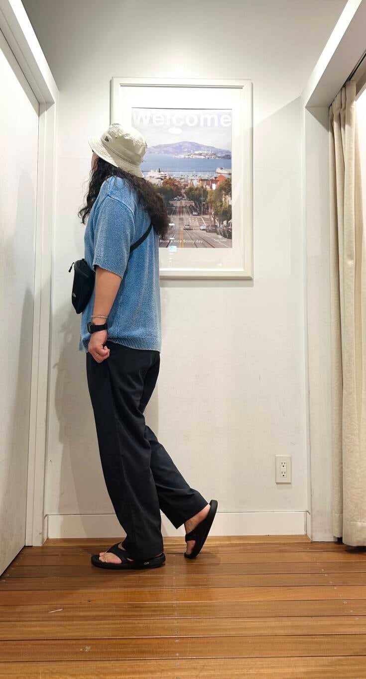 ブラック系のサンダル、ブラック系のショルダーバッグ、ホワイト系のタンクトップを着用したメンズの夏コーディネートの3枚目の写真