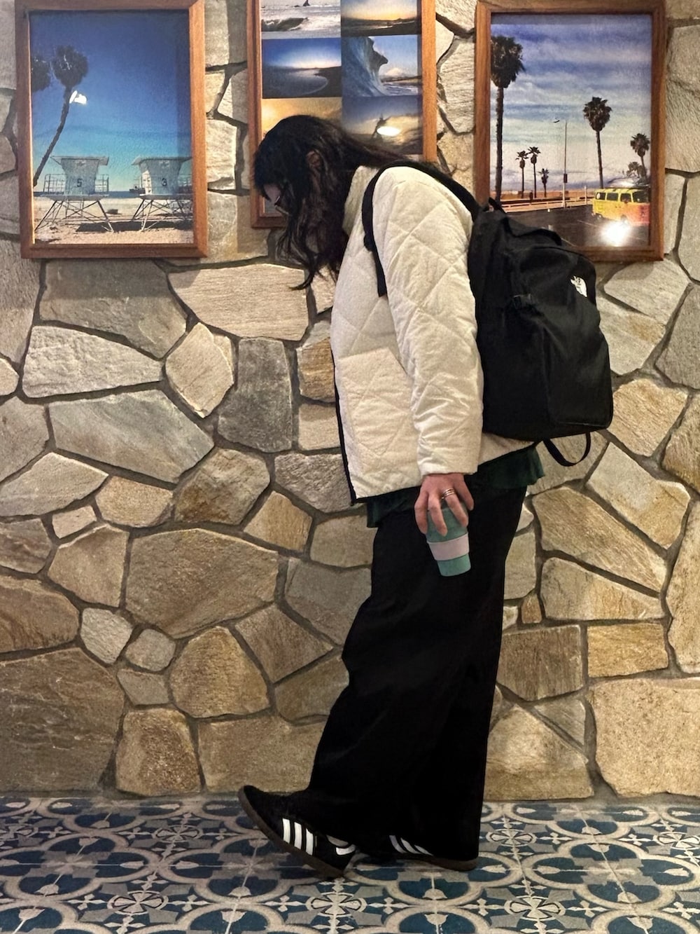 ホワイト系のブルゾン、グリーン系のシャツ/ブラウス、ブラック系のスニーカーを着用したメンズの秋コーディネートの2枚目の写真