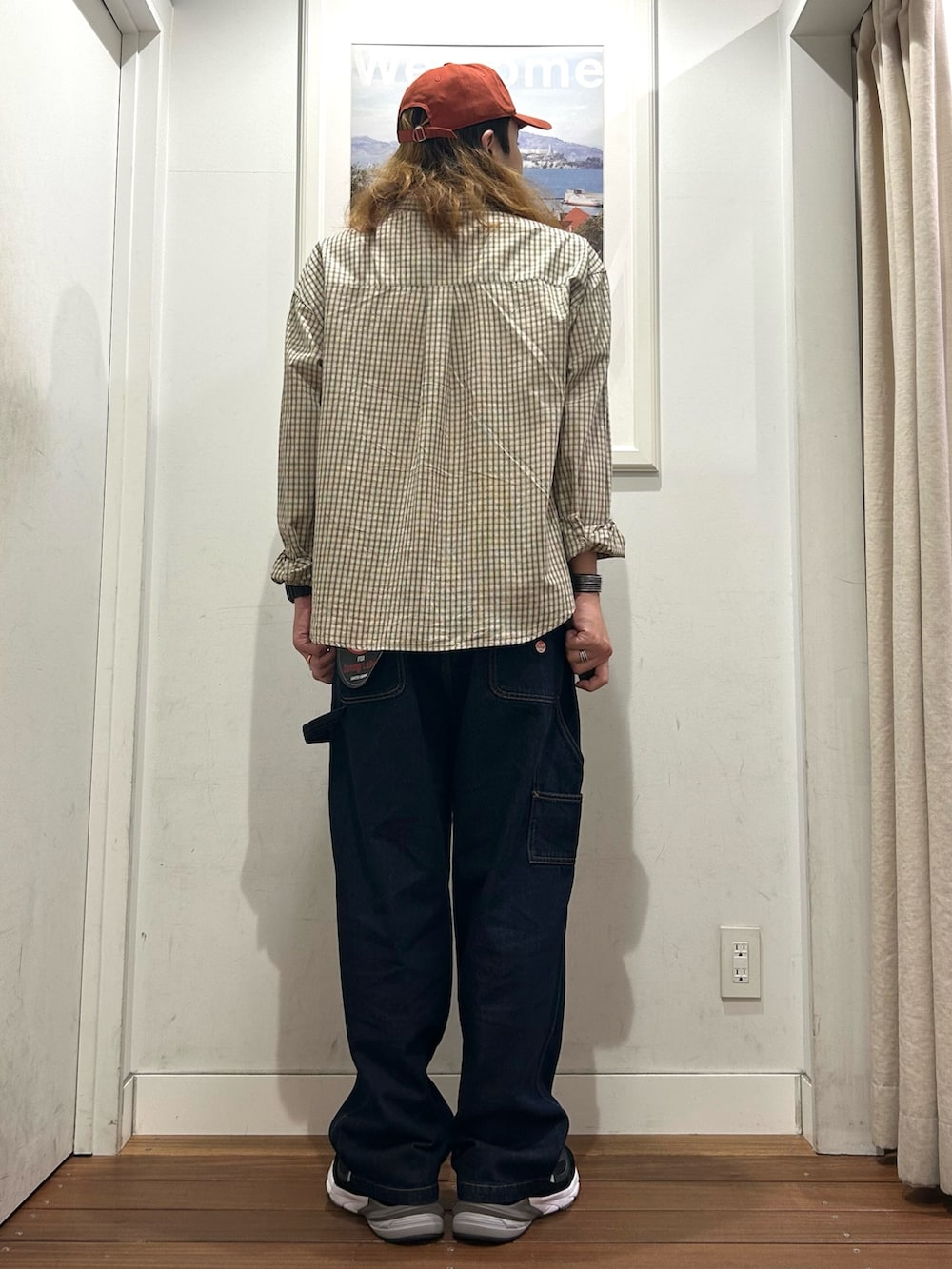 ホワイト系のTシャツ/カットソー、ベージュ系のシャツ/ブラウス、ブルー系のデニムパンツを着用したメンズの秋コーディネートの4枚目の写真