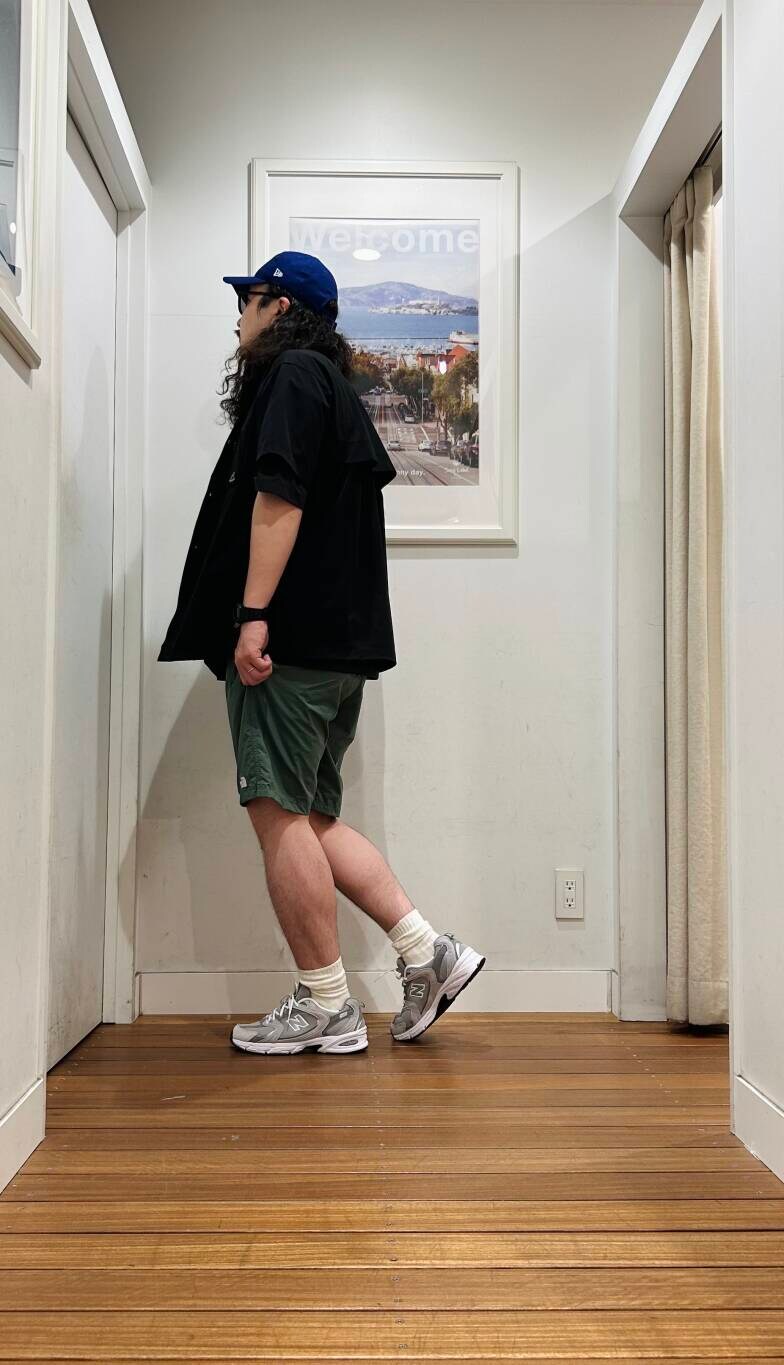 グリーン系のその他パンツ、グレー系のスニーカー、ブラック系のショルダーバッグを着用したメンズの春コーディネートの3枚目の写真