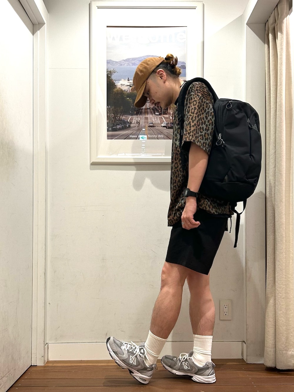 ブラック系のその他パンツ、ホワイト系のTシャツ/カットソー、ブラック系のバックパック/リュックを着用したメンズの春コーディネートの3枚目の写真