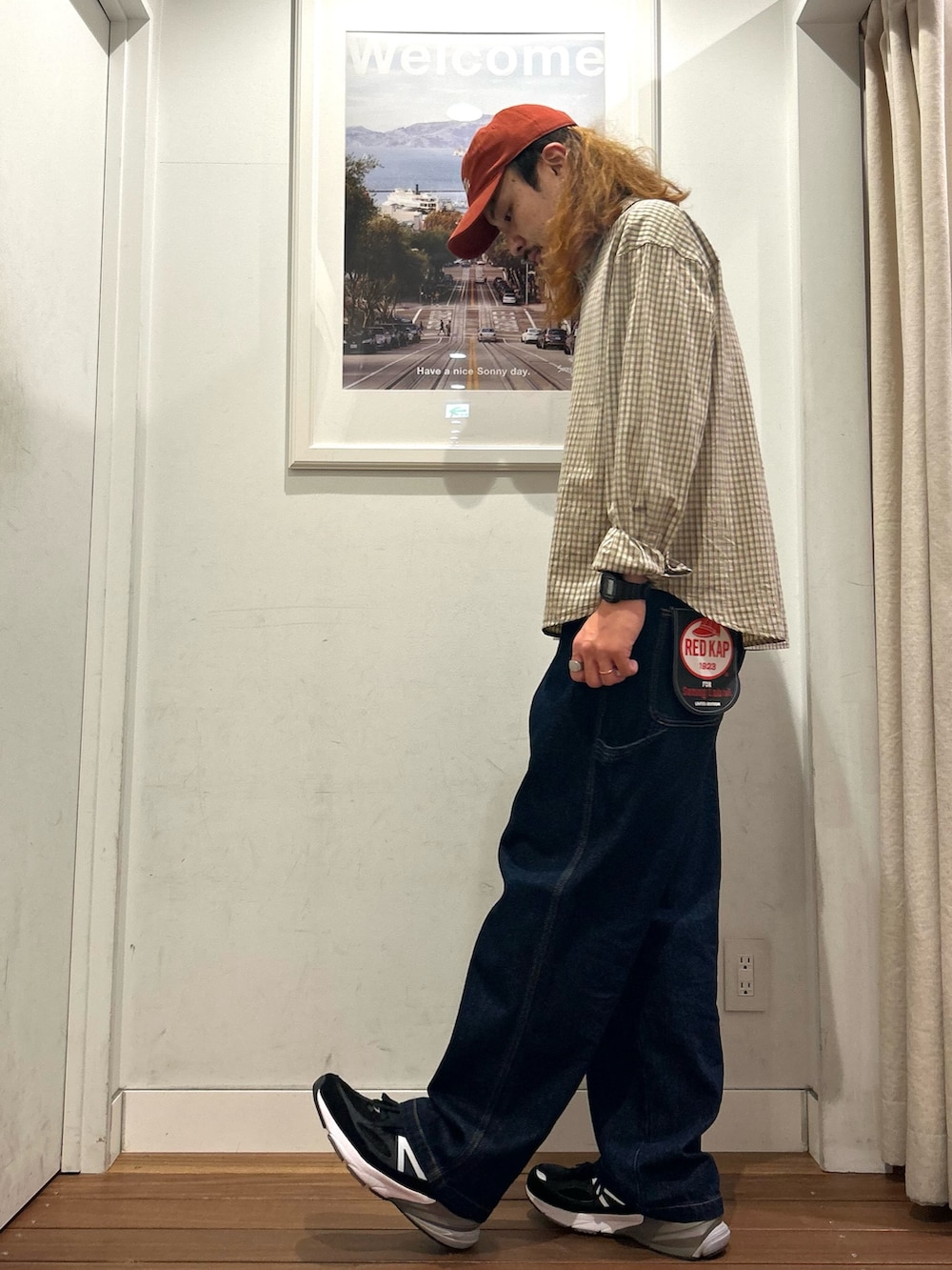 ホワイト系のTシャツ/カットソー、ベージュ系のシャツ/ブラウス、ブルー系のデニムパンツを着用したメンズの秋コーディネートの2枚目の写真