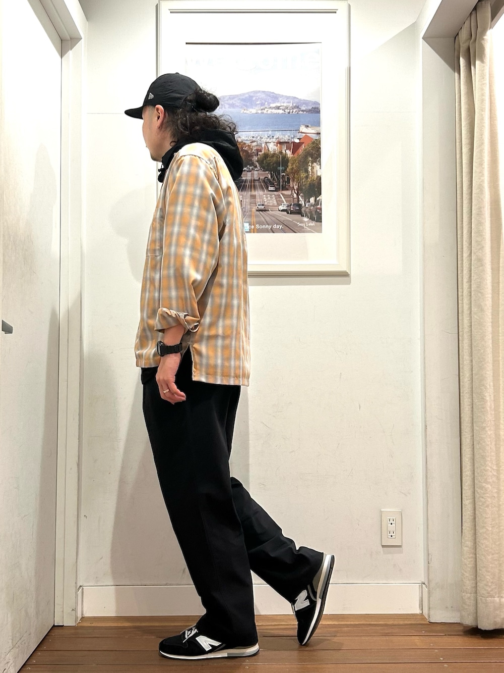 ブラック系のパーカー、オレンジ系のシャツ/ブラウス、ホワイト系のTシャツ/カットソーを着用したメンズの春コーディネートの3枚目の写真