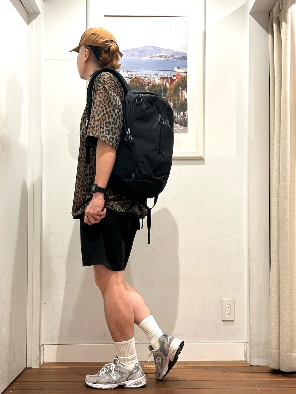 ブラック系のその他パンツ、ホワイト系のTシャツ/カットソー、ブラック系のバックパック/リュックを着用したメンズの春コーディネートの4枚目の写真