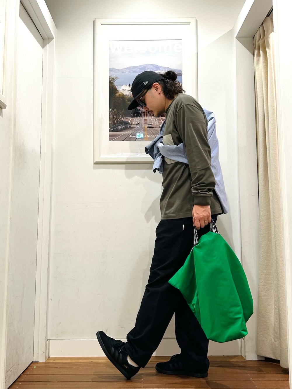 グリーン系のTシャツ/カットソー、ブルー系のシャツ/ブラウス、ホワイト系のタンクトップを着用したメンズの夏コーディネートの2枚目の写真