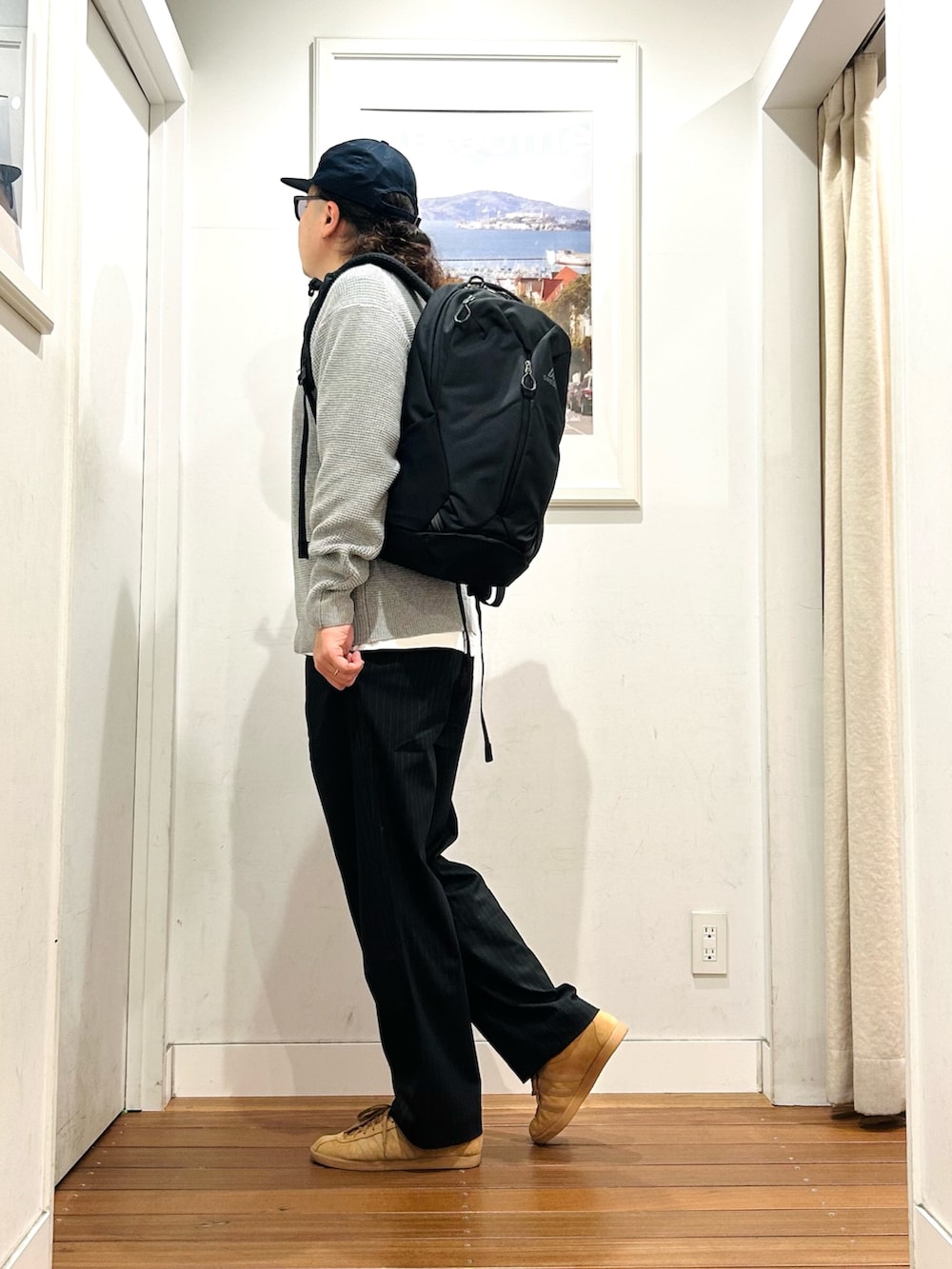 ブラウン系のスニーカー、ブラウン系のその他パンツ、ブラック系のバックパック/リュックを着用したメンズの秋コーディネートの3枚目の写真