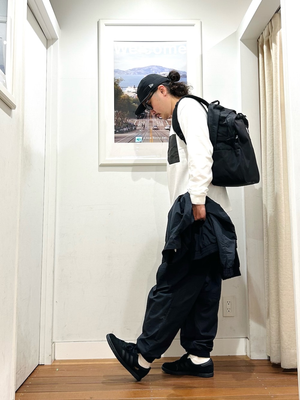 ホワイト系のTシャツ/カットソー、ブラック系のバックパック/リュック、ホワイト系のタンクトップを着用したメンズの夏コーディネートの2枚目の写真