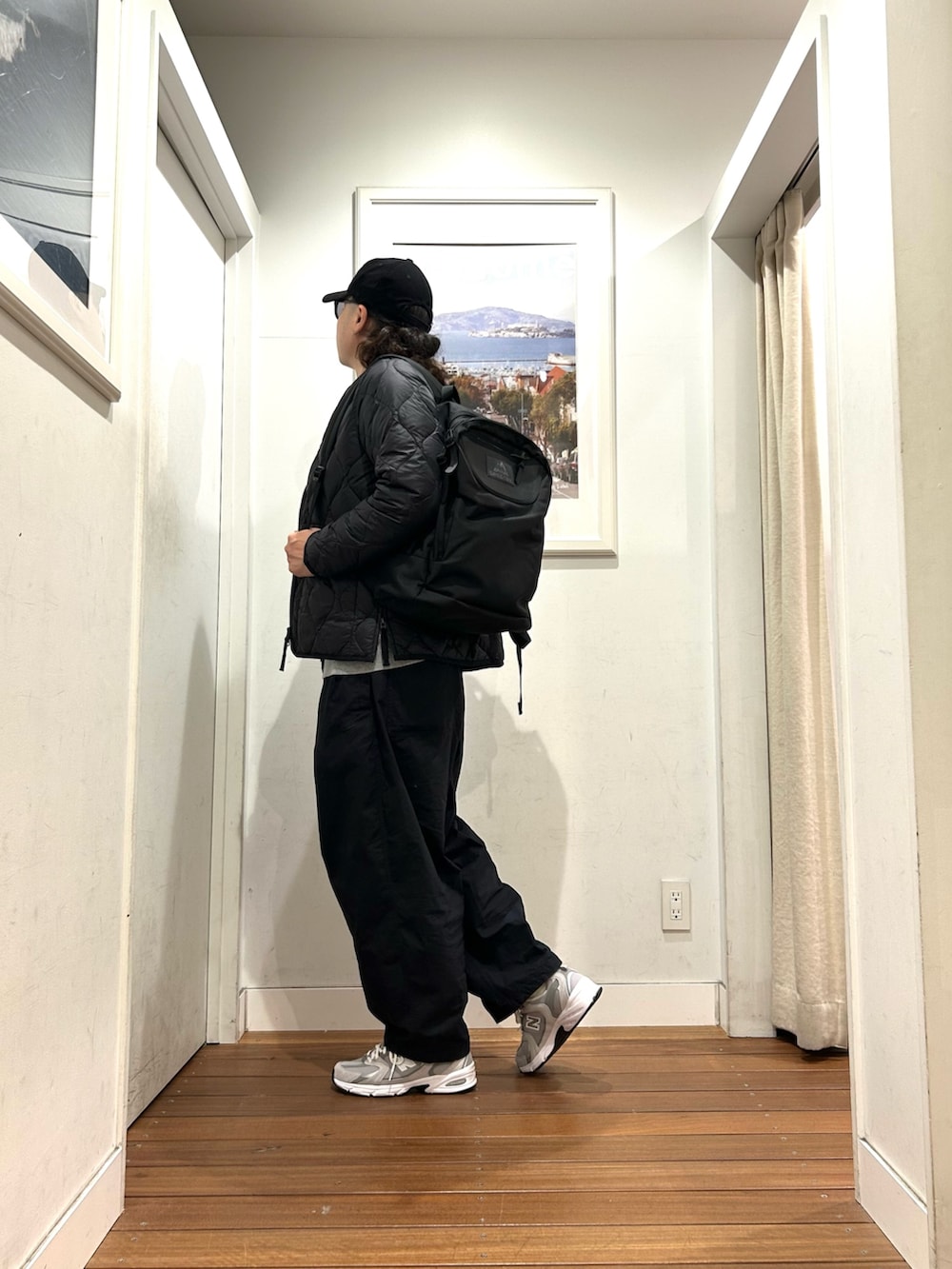 グレー系のスニーカー、ブラック系のその他パンツ、ホワイト系のTシャツ/カットソーを着用したメンズの秋コーディネートの3枚目の写真