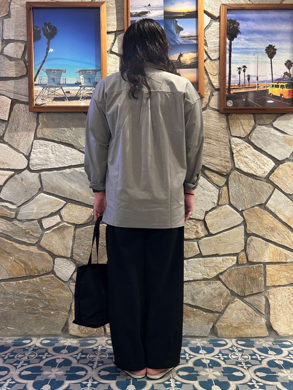 ホワイト系のサンダル、ブラック系のその他パンツ、ベージュ系のシャツ/ブラウスを着用したメンズの夏コーディネートの4枚目の写真