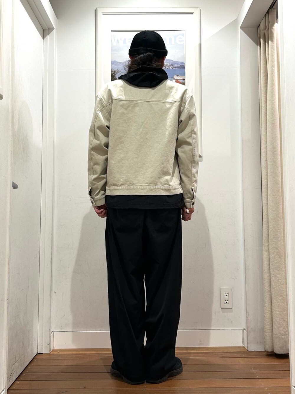 ホワイト系のTシャツ/カットソー、ホワイト系のブルゾンを着用したメンズの冬コーディネートの4枚目の写真