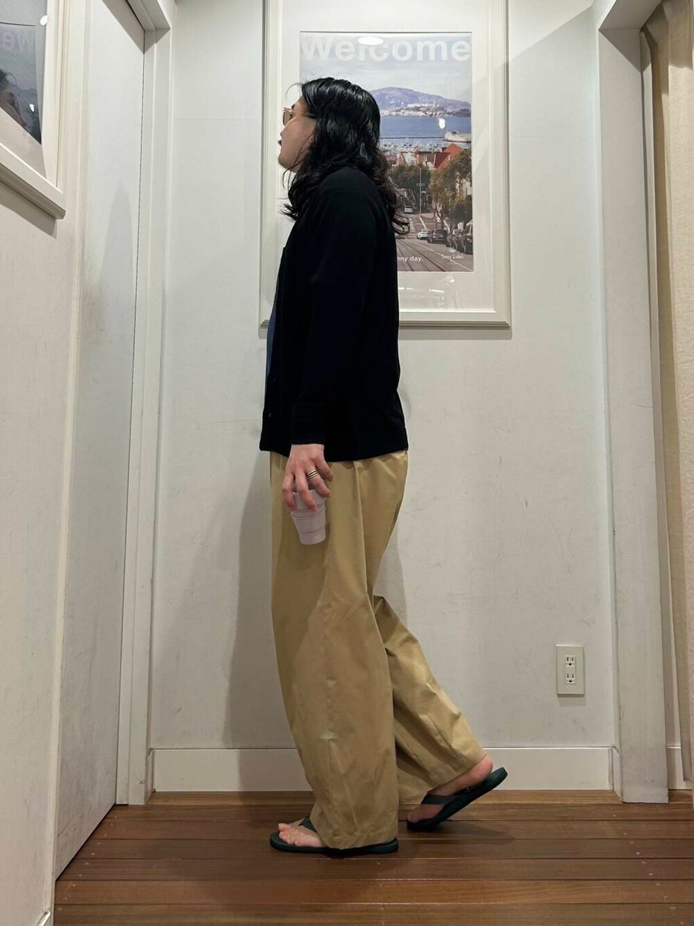 グリーン系のサンダル、ベージュ系のその他パンツ、ブルー系のTシャツ/カットソーを着用したメンズの夏コーディネートの3枚目の写真