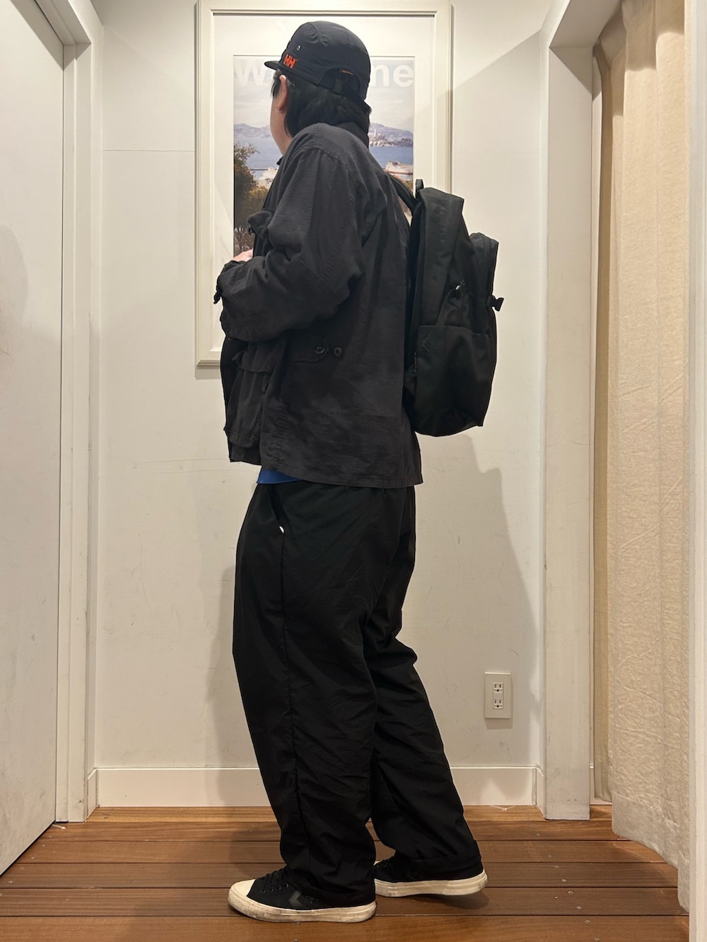 ブルー系のスウェット、ブラック系のパンツ、ブラック系のスニーカーを着用したメンズの春コーディネートの2枚目の写真