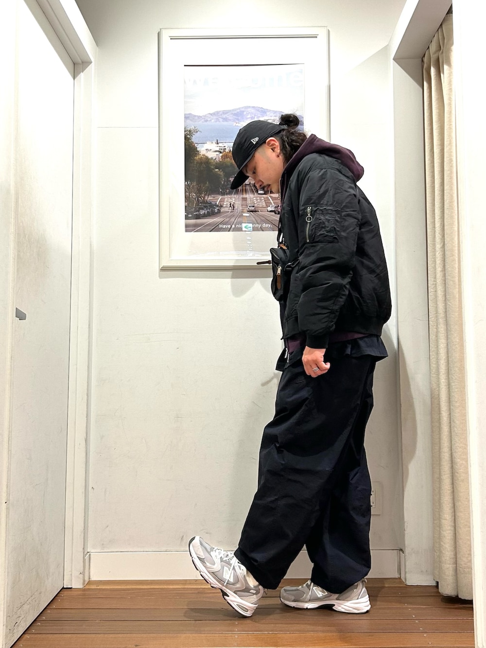 グレー系のスニーカー、ブラック系のその他パンツ、ホワイト系のTシャツ/カットソーを着用したメンズの冬コーディネートの2枚目の写真