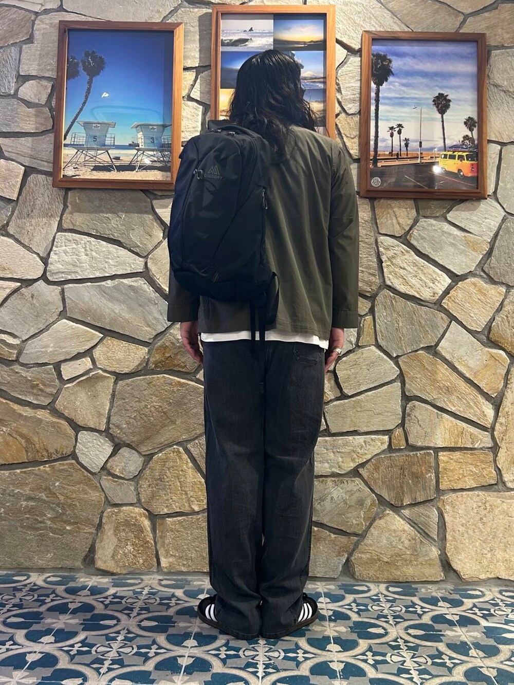 ホワイト系のTシャツ/カットソー、ブラック系のスニーカー、グリーン系のシャツ/ブラウスを着用したメンズの秋コーディネートの4枚目の写真