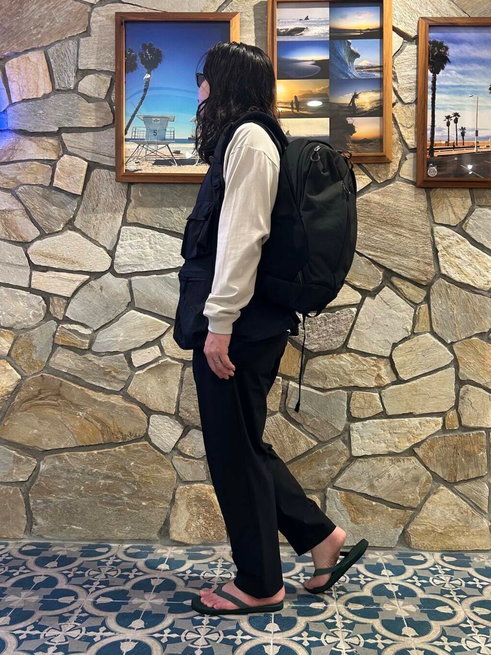 グリーン系のサンダル、ブラック系のその他パンツ、ブラック系のベストを着用したメンズの夏コーディネートの3枚目の写真