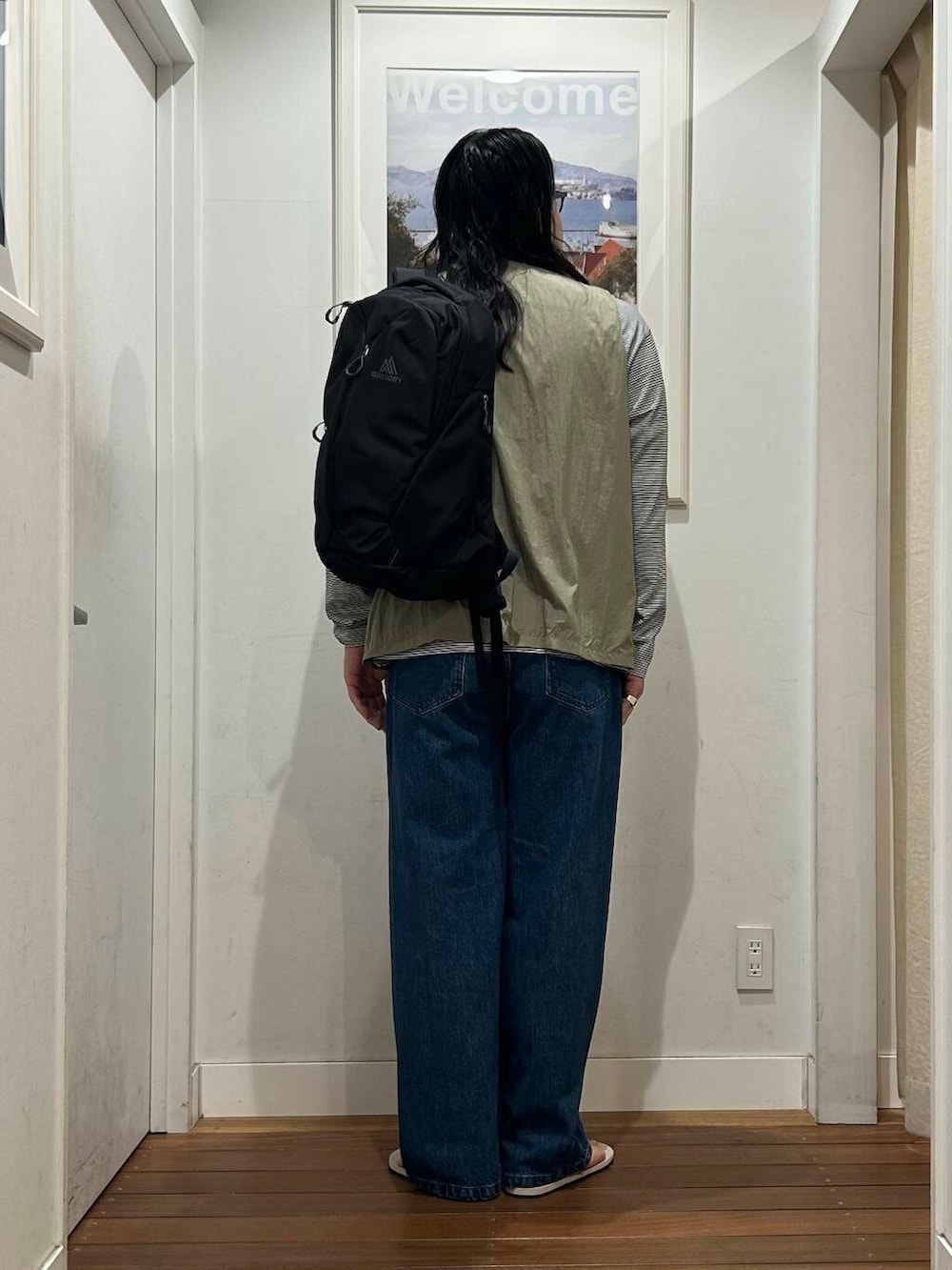 ホワイト系のサンダル、ブラック系のTシャツ/カットソー、グリーン系のベストを着用したメンズの夏コーディネートの4枚目の写真