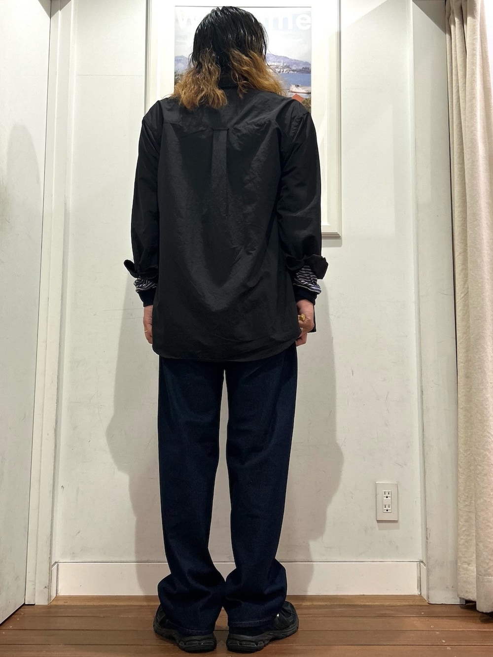 ブルー系のデニムパンツ、パープル系のTシャツ/カットソー、ホワイト系のタンクトップを着用したメンズの秋コーディネートの4枚目の写真
