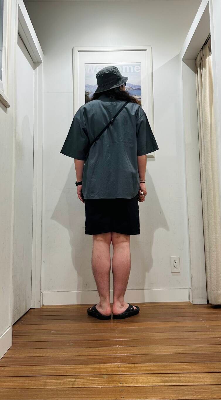 ブラック系のサンダル、ブラック系のショルダーバッグ、グレー系のシャツ/ブラウスを着用したメンズの春コーディネートの4枚目の写真