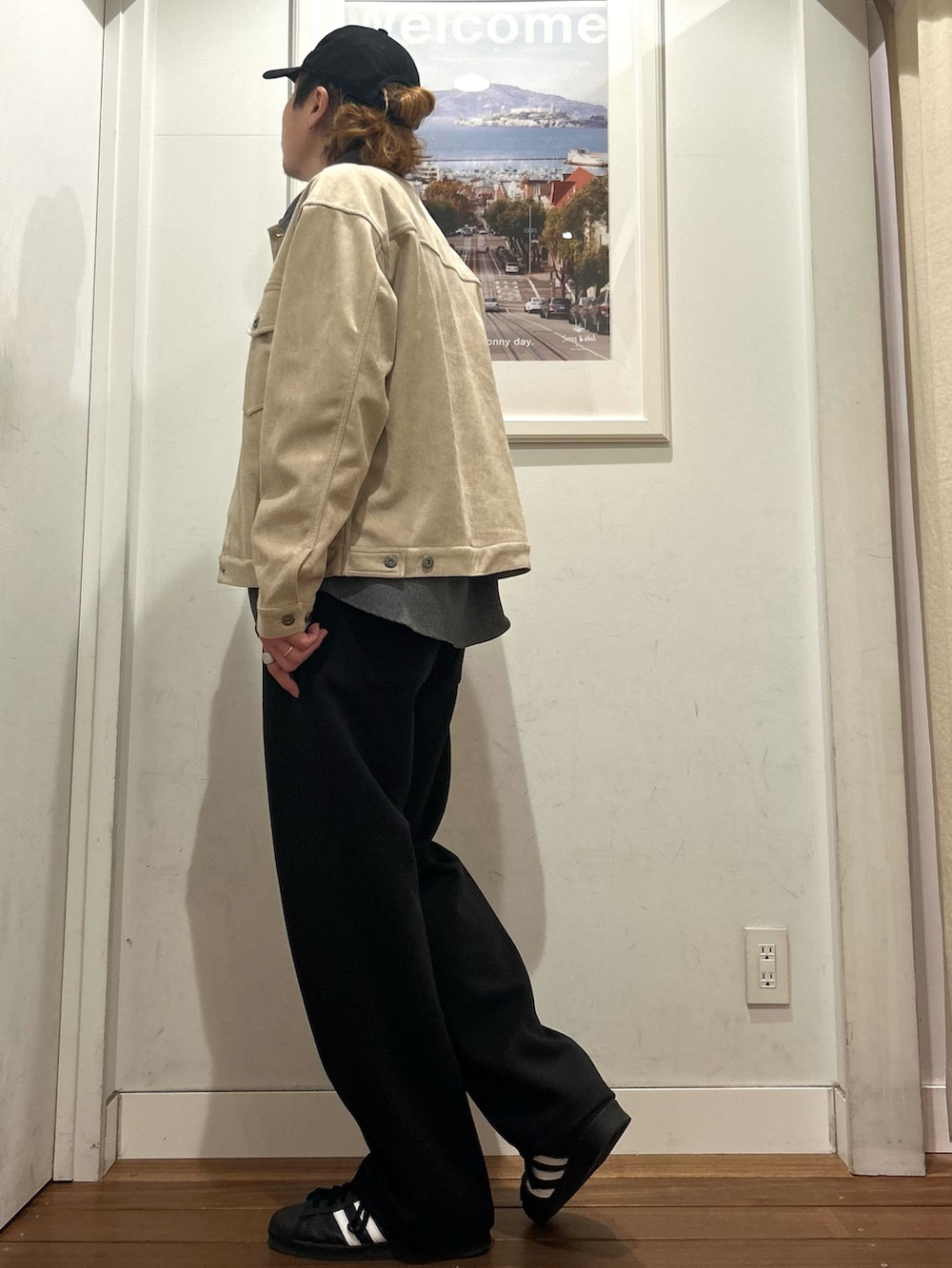 ホワイト系のTシャツ/カットソー、グレー系のシャツ/ブラウス、ベージュ系のブルゾンを着用したメンズの秋コーディネートの3枚目の写真
