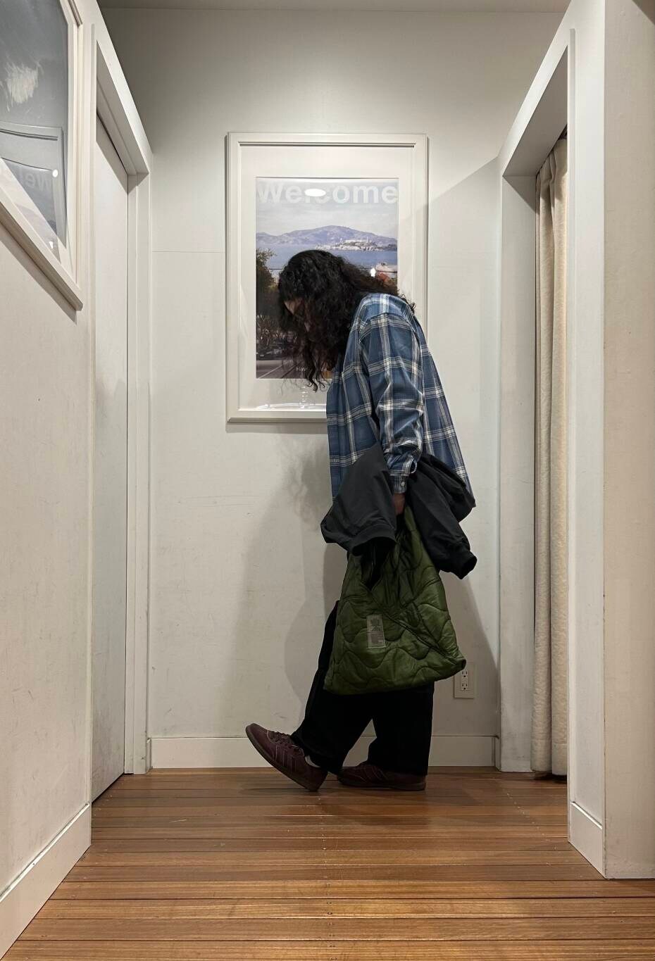 ブラウン系のスニーカー、グリーン系のトートバッグ、ホワイト系のTシャツ/カットソーを着用したメンズの春コーディネートの2枚目の写真