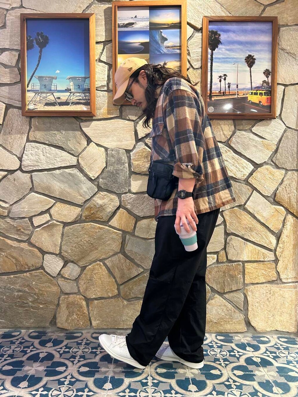 ホワイト系のスニーカー、ブラック系のショルダーバッグ、ブラウン系のシャツ/ブラウスを着用したメンズの秋コーディネートの2枚目の写真