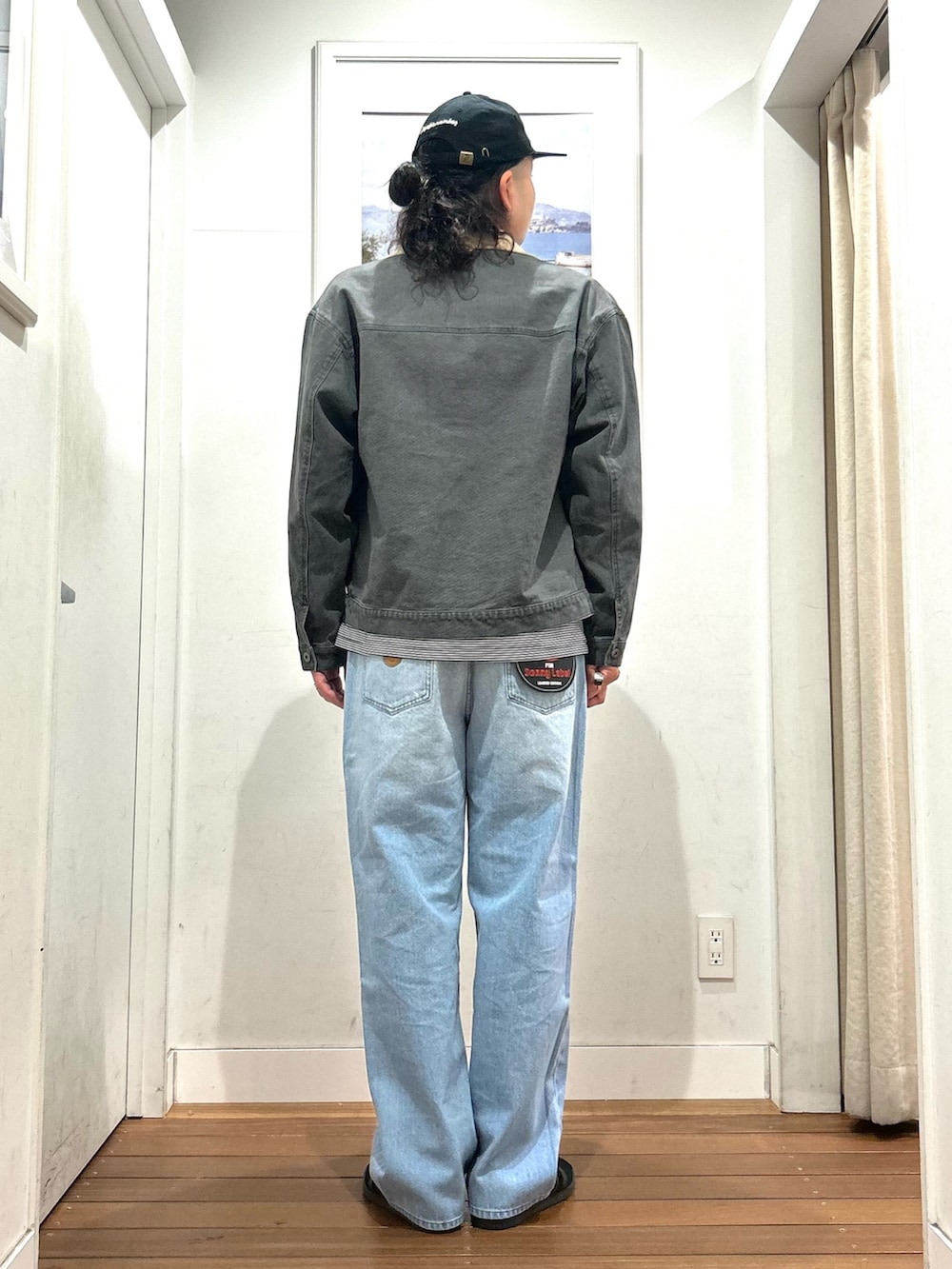 ブラック系のTシャツ/カットソー、グレー系のブルゾン、ブルー系のデニムパンツを着用したメンズの冬コーディネートの4枚目の写真