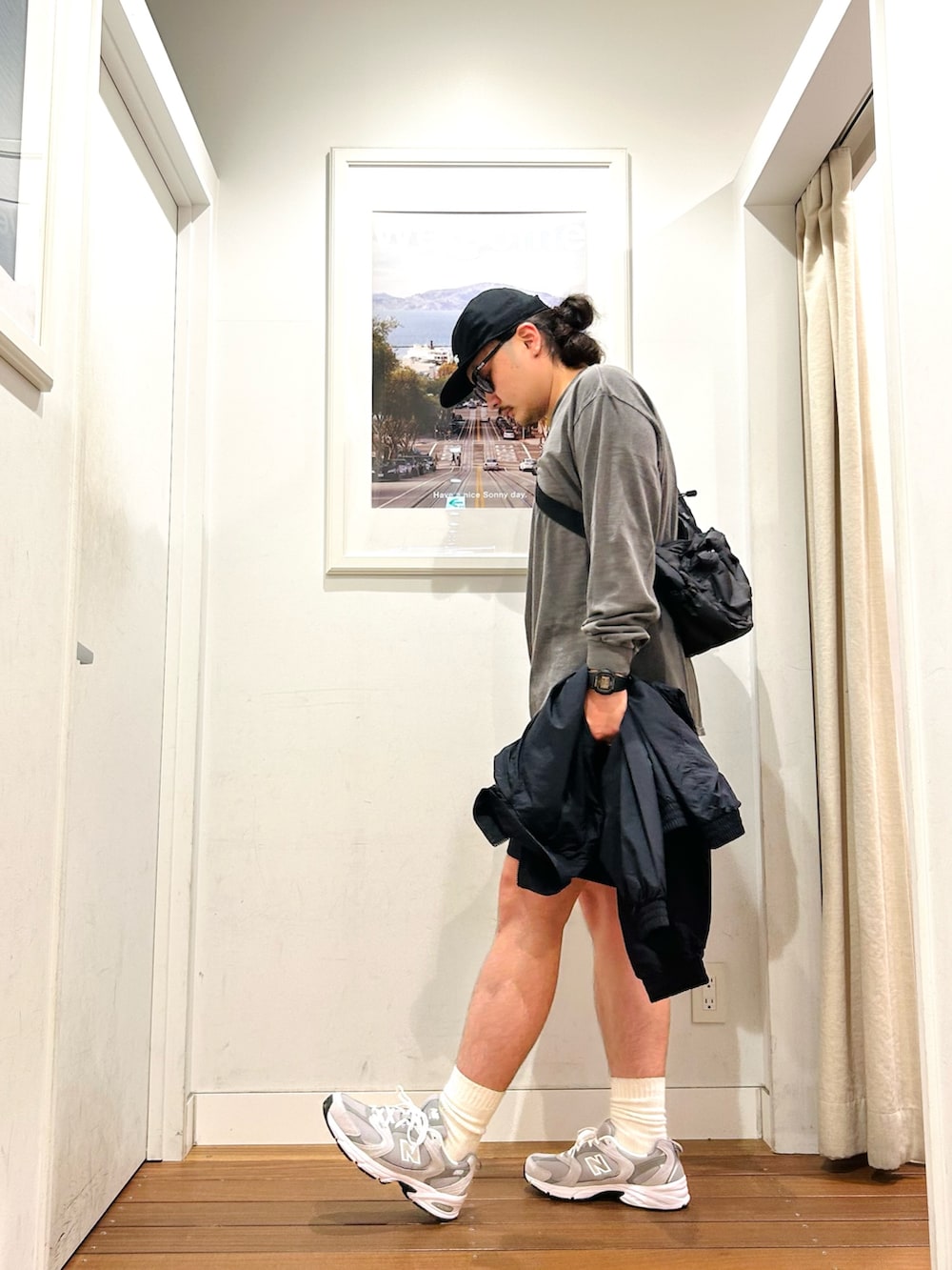 グレー系のスニーカー、ブラック系のその他パンツ、ブラック系のナイロンジャケットを着用したメンズの秋コーディネートの2枚目の写真