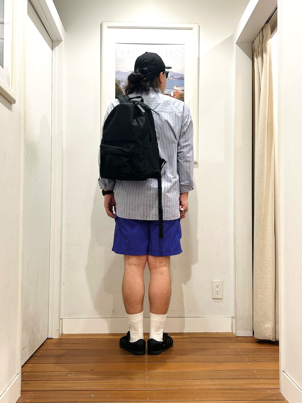 ブルー系のシャツ/ブラウス、ホワイト系のタンクトップ、ブラック系のスニーカーを着用したメンズの秋コーディネートの4枚目の写真